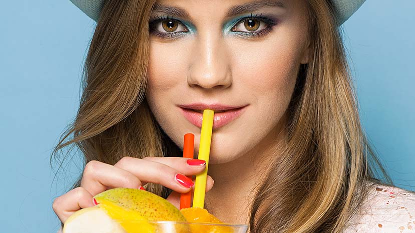 Oslnivě krásná u vody i na koktejlové párty